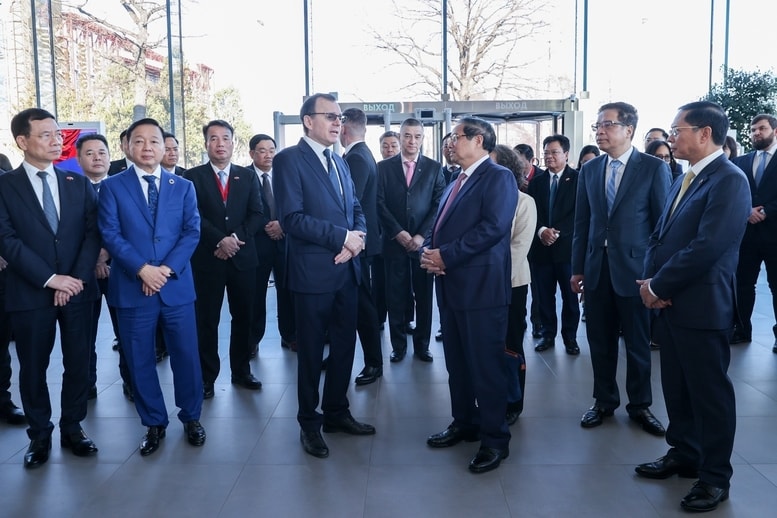 Thủ tướng Phạm Minh Chính cùng đoàn đại biểu cấp cao Việt Nam tới thăm Bảo tàng Năng lượng Nguyên tử của Nga - Ảnh: VGP/Nhật Bắc