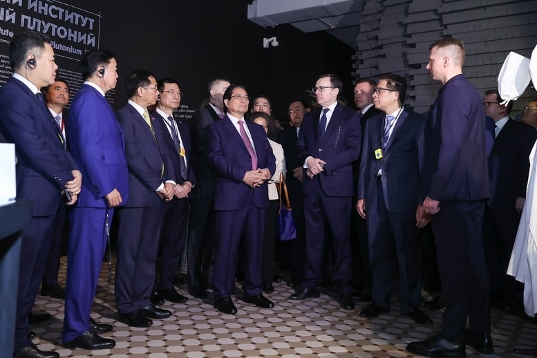 Thủ tướng Phạm Minh Chính và các thành viên đoàn đã nghe lãnh đạo Tập đoàn Rosatom và lãnh đạo Bảo tàng giới thiệu về lịch sử và những thành tựu hiện đại của lĩnh vực năng lượng hạt nhân Nga - Ảnh: VGP/Nhật Bắc