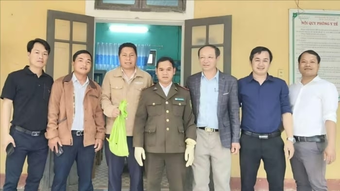 Lực lượng chức năng tiếp nhận con cu li để thả về môi trường tự nhiên.