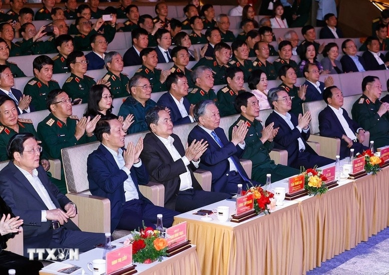 Tổng Bí thư Tô Lâm, Chủ tịch Quốc hội Trần Thanh Mẫn cùng các đồng chí lãnh đạo Đảng, Nhà nước dự chương trình nghệ thuật 