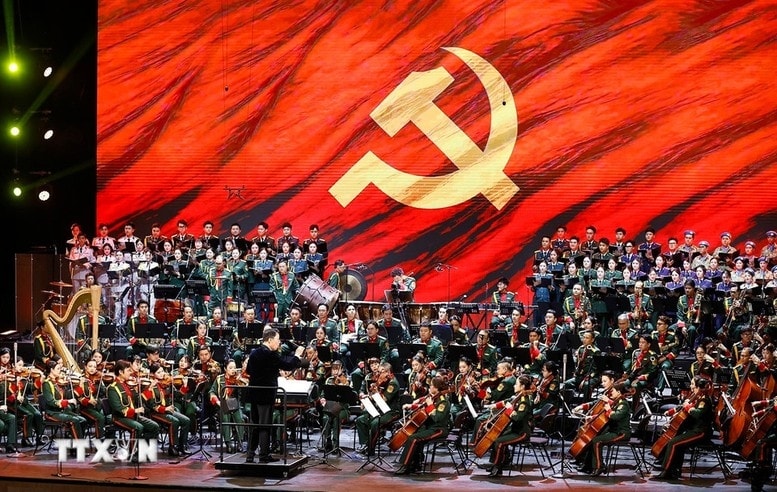 Chương I - Ánh dương soi đường, mở đầu bằng bản Overture – Ca ngợi Tổ quốc, không gian âm nhạc tràn ngập niềm tự hào và lòng tri ân đối với Đảng quang vinh, Bác Hồ vĩ đại - Ảnh: TTXVN