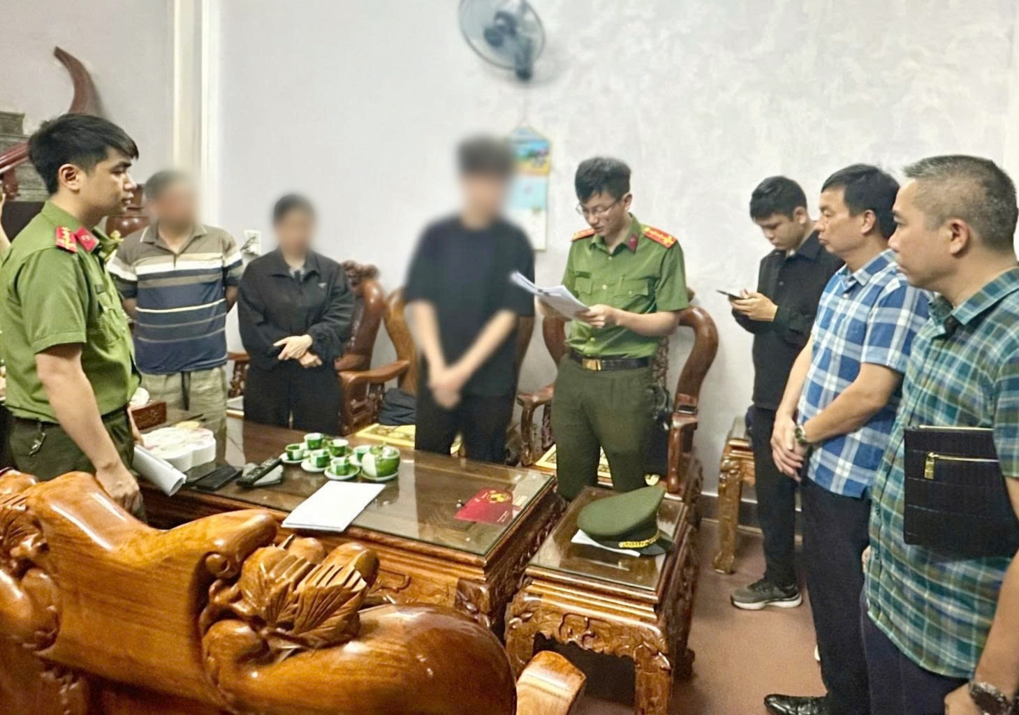 Cơ quan công an khám xét tại nhà N.V. X (Ảnh: CATH).