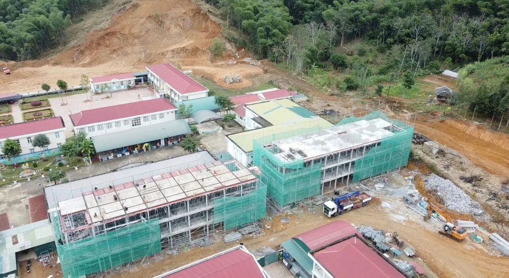 Dự án Trường nội trú liên cấp Tiểu học - Trung học cơ sở Sơn Thủy, xã Sơn Thủy đang đẩy mạnh tiến độ thi công.