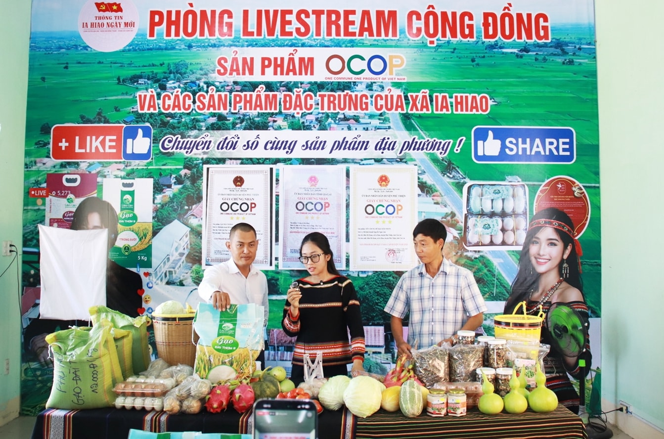Lãnh đạo xã trực tiếp Livestream bán hàng nông sản để ủng hộ các em học sinh khó khăn