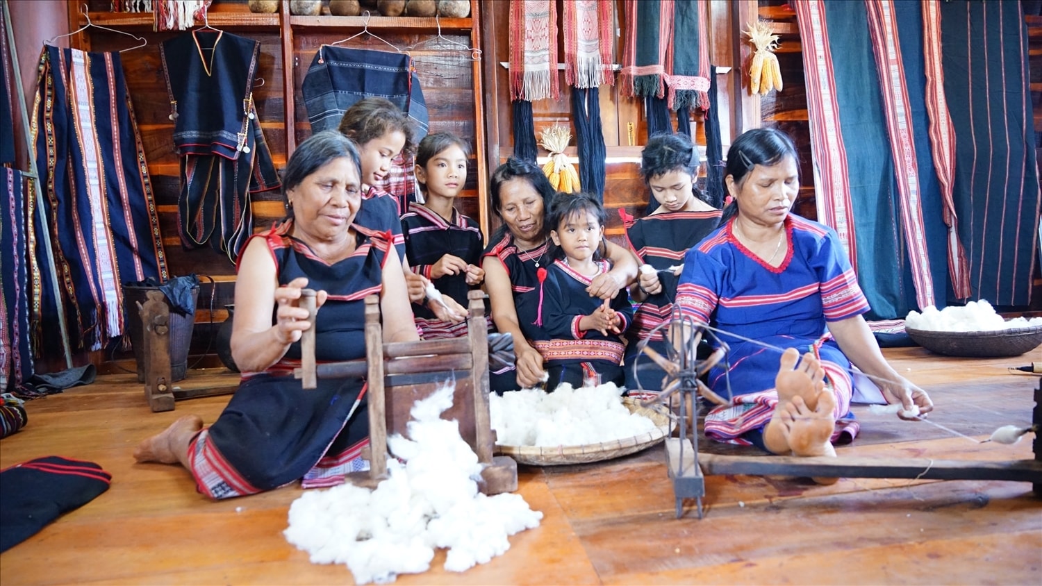 Chị em phụ nữ DTTS Gia Rai trình diễn xe sợi dệt vải truyền thống tại làng Kép 1, xã Ia Ly