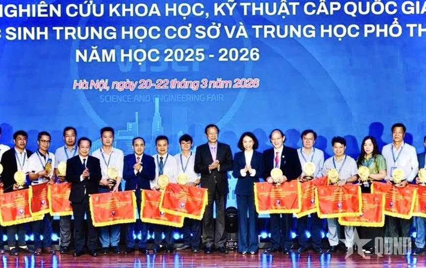 Trao giải tại cuộc thi. Ảnh: Thùy Biên (Báo QĐND)