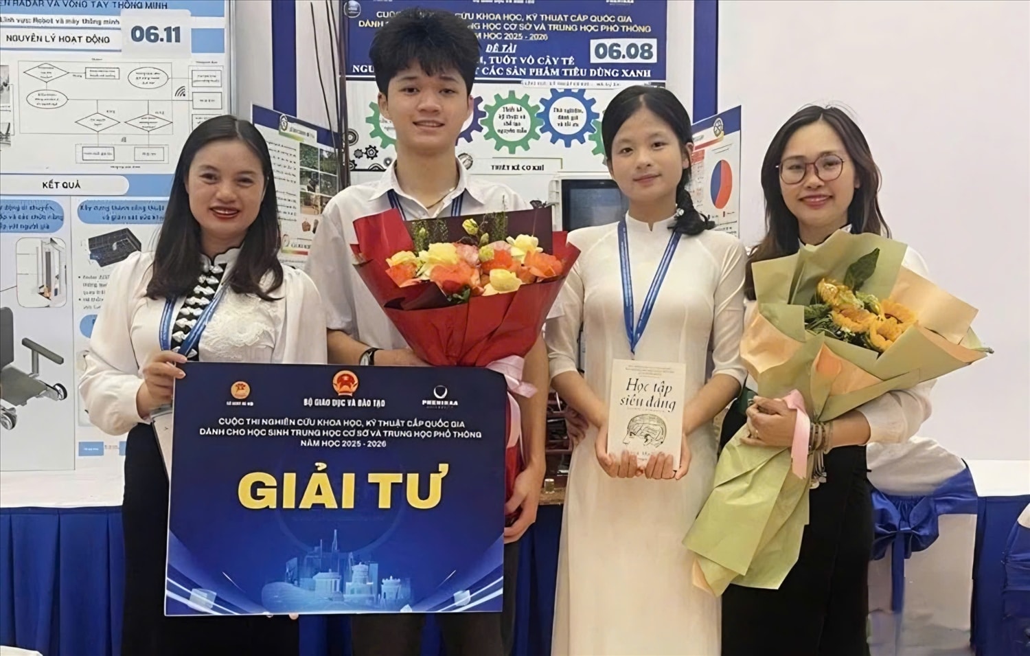 Em Nguyễn Tiến Mạnh và Dương Thị Duyên cùng các cô giáo tại lễ trao giải Cuộc thi nghiên cứu khoa học, kỹ thuật cấp quốc gia dành cho học sinh Trung học cơ sở (THCS) và Trung học phổ thông (THPT) năm học 2025-2026. Ảnh: Thùy Biên (Báo QĐND)