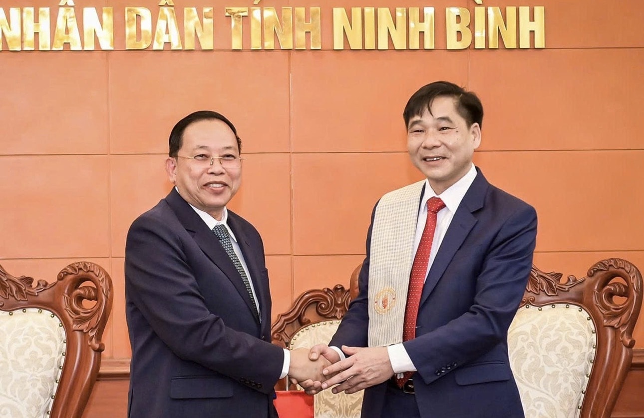Bộ trưởng Bộ lễ nghi và Tôn giáo Campuchia Chay Borin trao tặng khăn lưu niệm tới Phó Chủ tịch UBND tỉnh Ninh Bình Nguyễn Anh Chức.