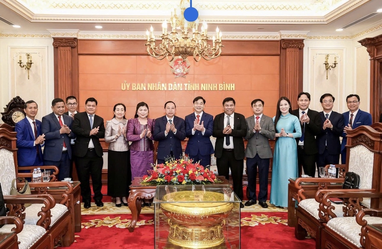 Đoàn công tác chụp ảnh lưu niệm cùng lãnh đạo tỉnh Ninh Bình.