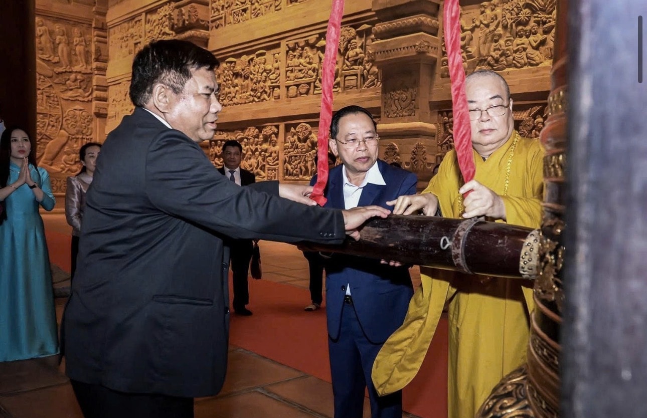Bộ trưởng Bộ Lễ nghi và Tôn giáo Campuchia Chay Borin, Thứ trưởng Bộ Dân tộc và Tôn giáo Y Thông,  cùng Hòa Thượng Thích Thanh Nhiễu thỉnh chuông tại điện Tam Thế.