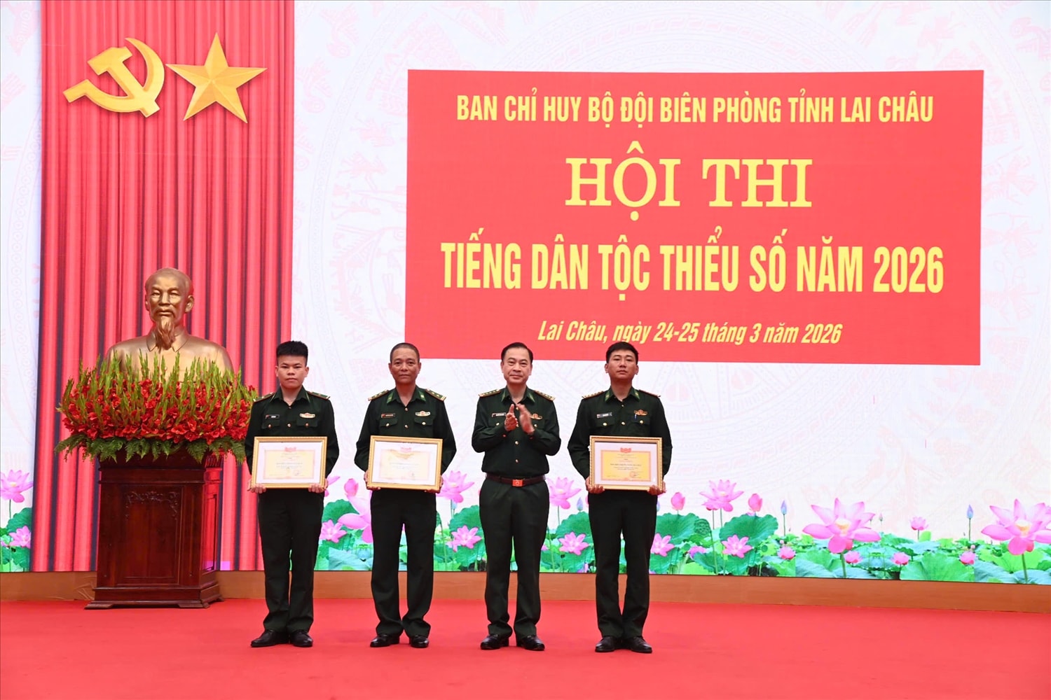 Đại tá Nguyễn Văn Hưng, Chính ủy Ban chỉ huy BĐBP tỉnh Lai Châu trao Giấy khen cho các tập thể tiêu biểu