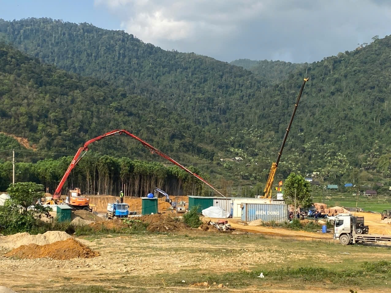Thi công trường nội trú liên cấp tại xã Tri Lễ - Ảnh: Thanh Hải