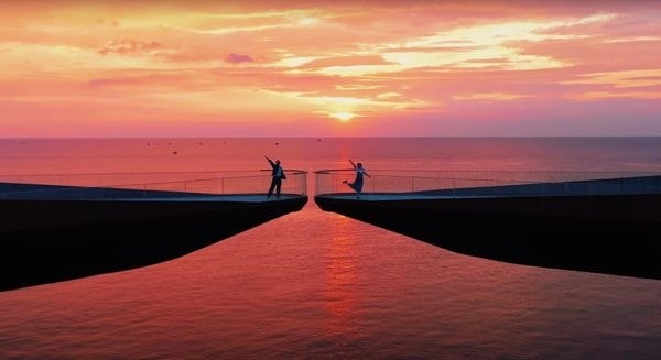 Cầu hôn hay còn gọi Kiss Bridge được thiết kế ấn tượng theo cảm hứng từ những câu chuyện tình yêu và sự mềm mại của dải lụa