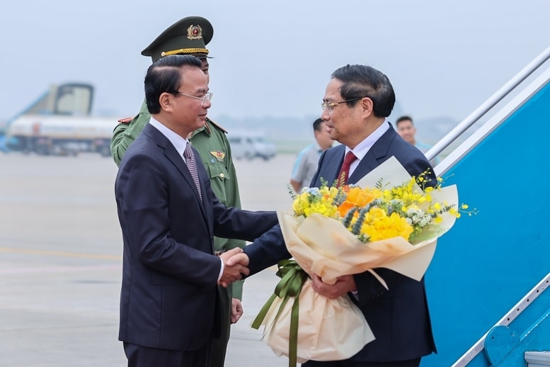 Phó Chủ nhiệm Thường trực VPCP Đặng Xuân Phong đón Thủ tướng tại sân bay - Ảnh: VGP/Nhật Bắc