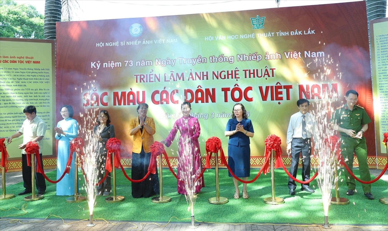 Cắt băng khai mạc triển lãm