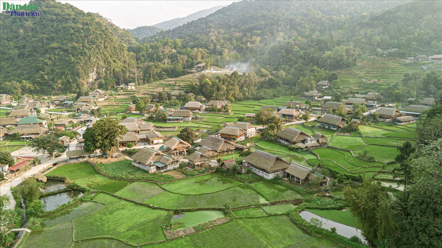 Toàn thôn hiện có 122 ngôi nhà sàn, trong đó hơn 90% vẫn giữ nguyên nét kiến trúc truyền thống với mái lá cọ, khung gỗ chắc chắn và bố cục đặc trưng của người Tày, tạo nên một không gian sinh hoạt đồng nhất và đậm bản sắc.