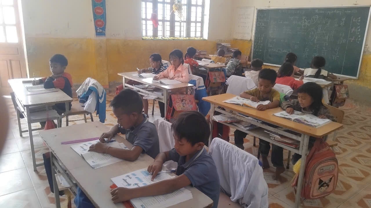 Học sinh lớp ghép tại điểm trường lẻ bản Kèo Phà Tú, Trường Phổ thông DTBT Tiểu học Bắc Lý 2, xã Bắc Lý - Ảnh: Thanh Hải