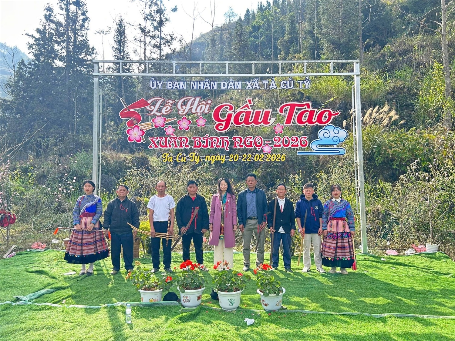 Bí thư Đảng ủy xã Tả Củ Tỷ  Nguyễn Thị Nga (thứ 5 từ phải qua) vui hội Gầu Tào với bà con Nhân dân  (Ảnh Trọng Bảo)