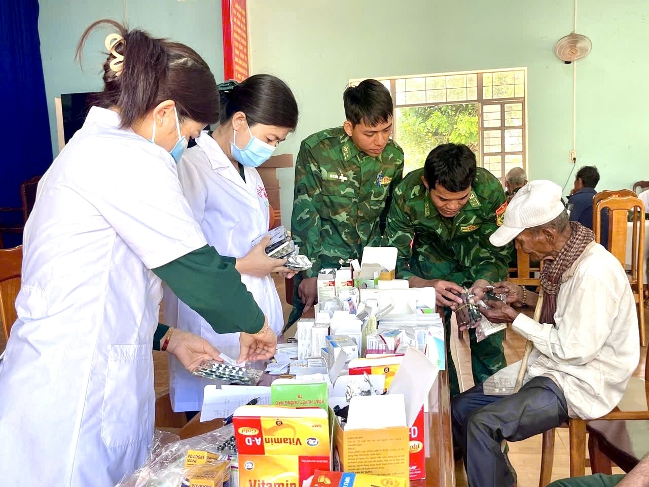 Người dân xã biên giới Ia Dom được các y, bác sĩ cấp phát thuốc và tư vấn chăm sóc sức khỏe