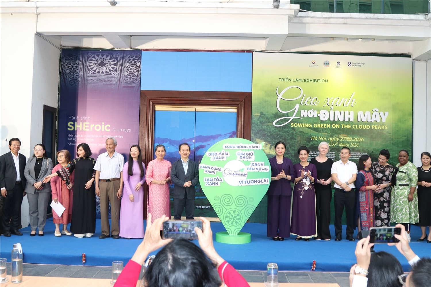 Các đại  biểu thực hiện nghi thức  khai mạc triển lãm