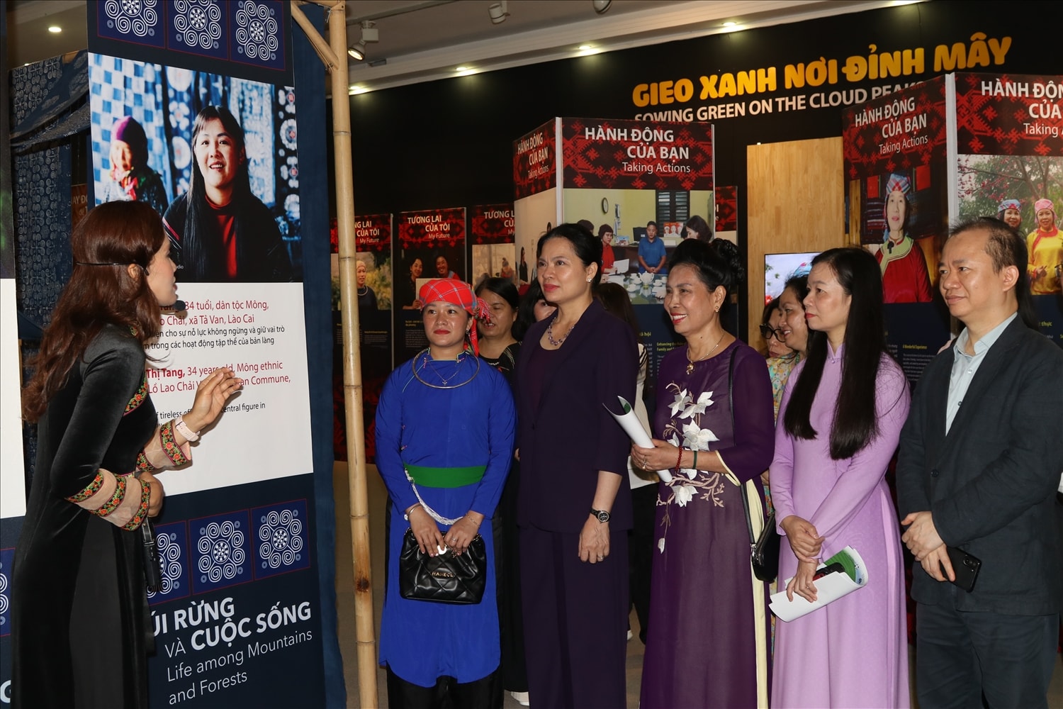 Các đại biểu thăm quan các khu triển lãm