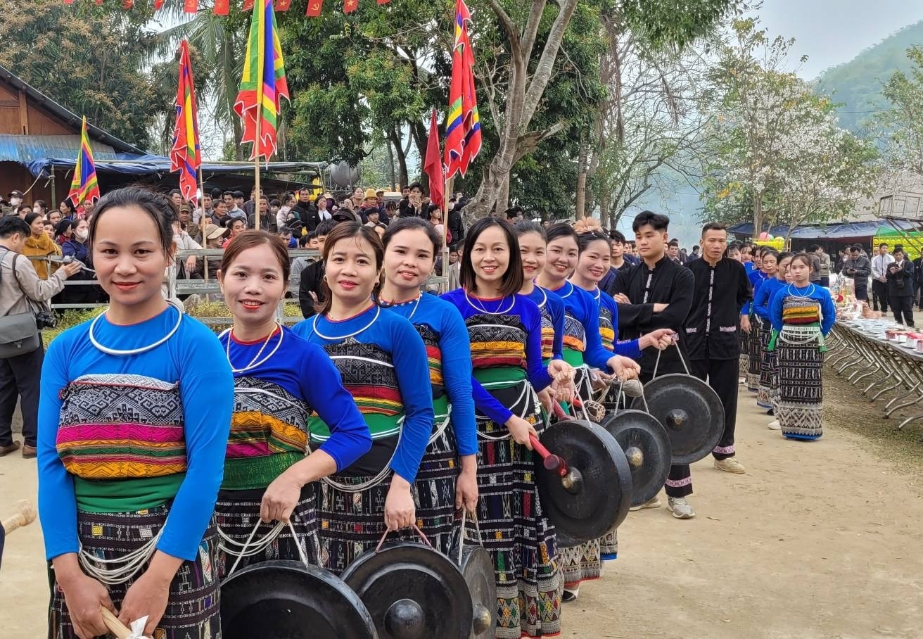 Biều diễn cồng chiêng và khua luống - nét văn hóa đặc sắc của đồng bào dân tộc Thái ở xã Sơn Thủy.