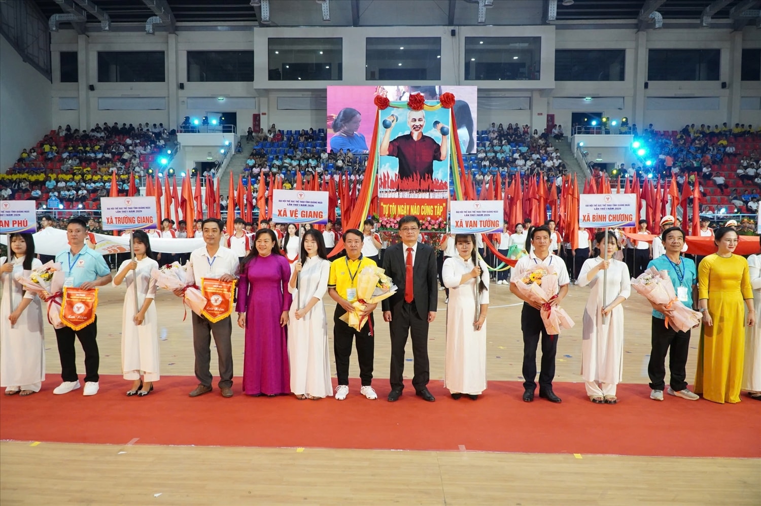 Lãnh đạo tỉnh Quảng Ngãi tặng hoa và Cờ lưu niệm cho các đoàn tham gia Đại hội. (Ảnh: Ngọc Chí)