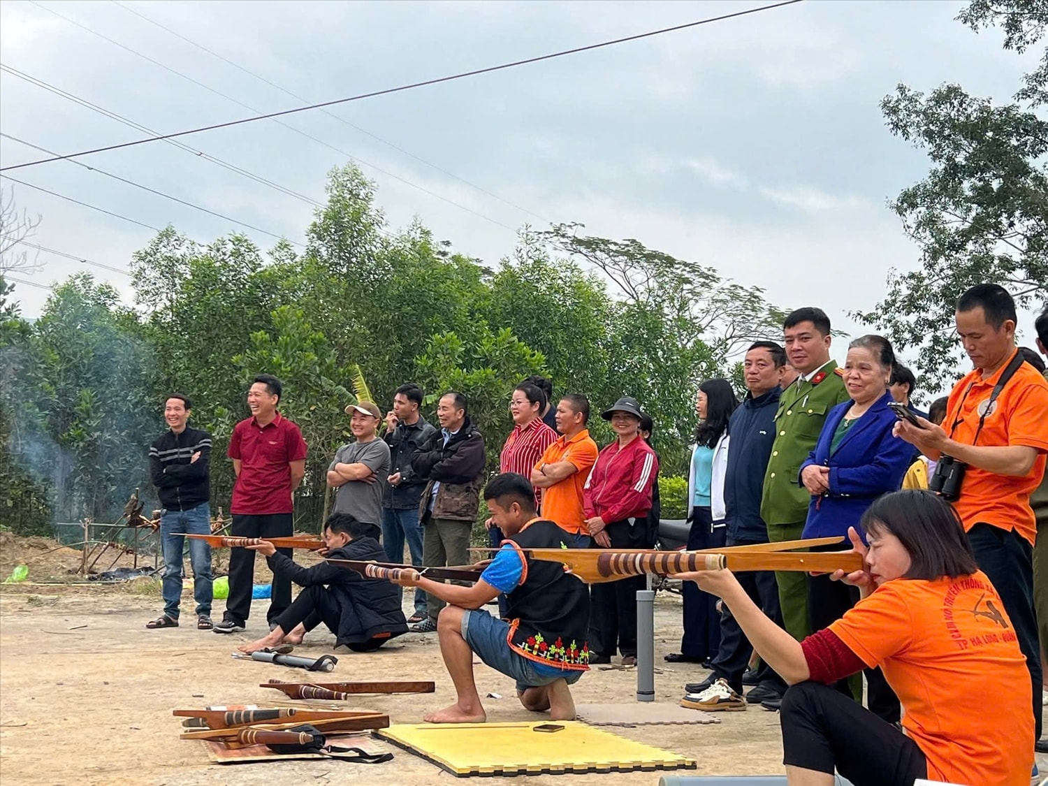 Nhiều người dân, du khách tham gia trò chơi dân gian bắn nỏ truyền thống