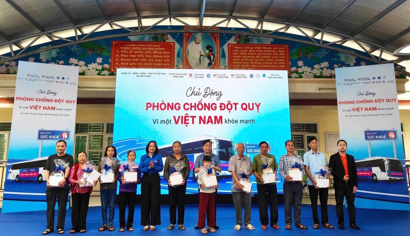 Ban Tổ chức trao quà và xe đạp cho gia đình chính sách và học sinh có hoàn cảnh khó khăn.