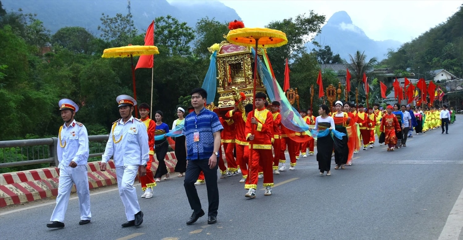 Nghi lễ rước kiệu trong Lễ hội Mường Ca Da.