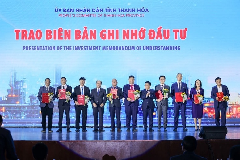 Lãnh đạo tỉnh Thanh Hóa trao Biên bản ghi nhớ đầu tư - Ảnh: VGP/Nhật Bắc