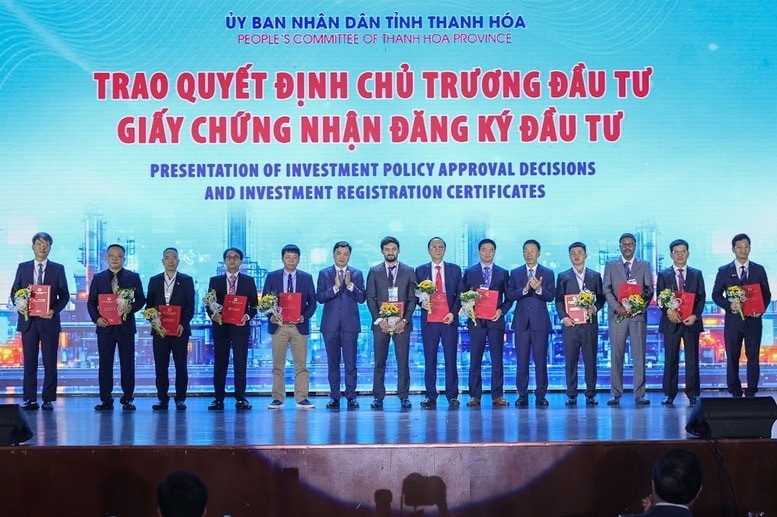 Tại Hội nghị, lãnh đạo tỉnh Thanh Hóa trao Quyết định chủ trương đầu tư và Giấy chứng nhận đăng ký đầu tư - Ảnh: VGP/Nhật Bắc