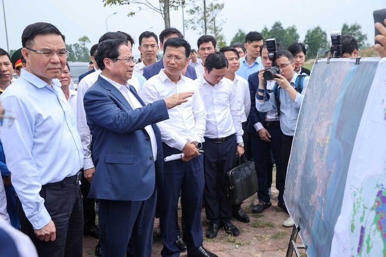Thủ tướng Phạm Minh Chính khảo sát địa điểm dự kiến xây dựng kho dự trữ xăng dầu chiến lược tại Khu kinh tế Nghi Sơn - Ảnh: VGP/Nhật Bắc