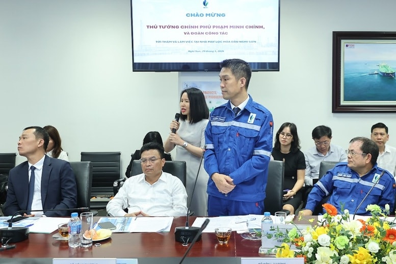 Tổng Giám đốc nhà máy lọc dầu Nghi Sơn báo cáo tại cuộc làm việc - Ảnh: VGP/Nhật Bắc