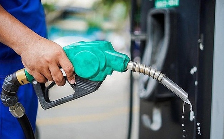 UBND các tỉnh, thành phố tổ chức thực hiện các biện pháp bình ổn giá do Trung ương ban hành; tăng cường kiểm tra, giám sát hệ thống phân phối xăng dầu trên địa bàn, đảm bảo các cửa hàng bán lẻ chấp hành nghiêm việc niêm yết giá và bán đúng giá niêm yết (Ảnh TL)