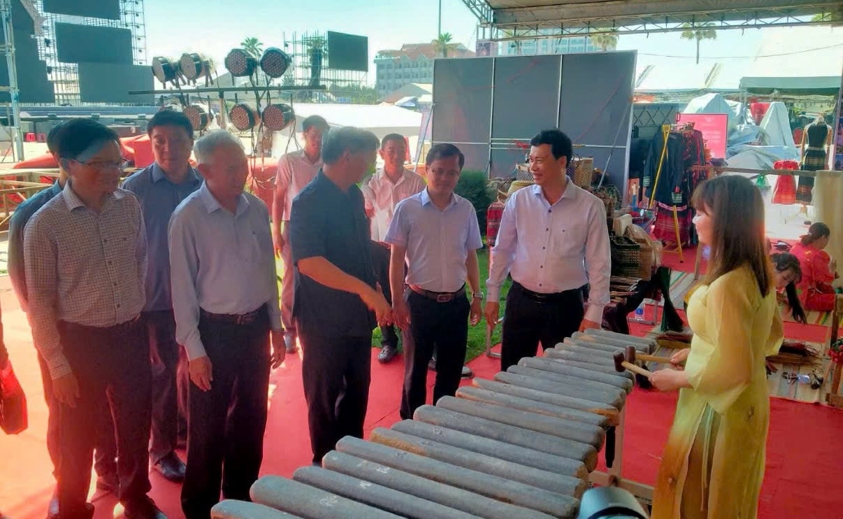Du khách tìm hiểu về đàn đá