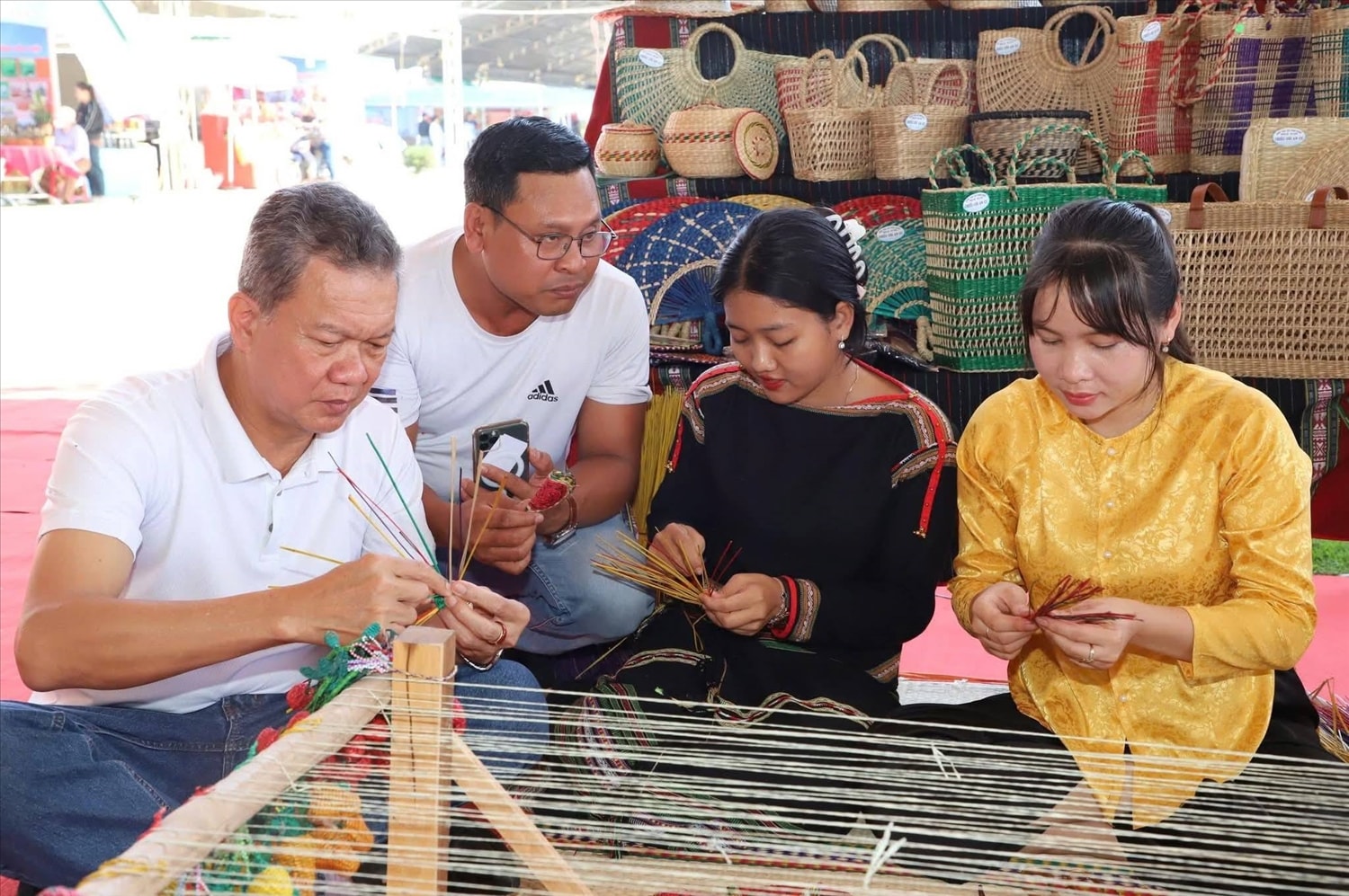 Các gian hàng đặc sản, ẩm thực, trải nghiệm hút khách đến hội chợ Đắk Lắk 