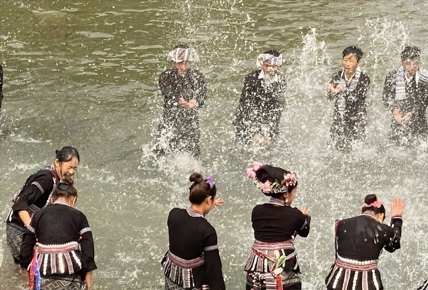Những chàng trai, cô gái Lào thi nhau té nước cầu may. Ảnh: Khắc Kiện VOV