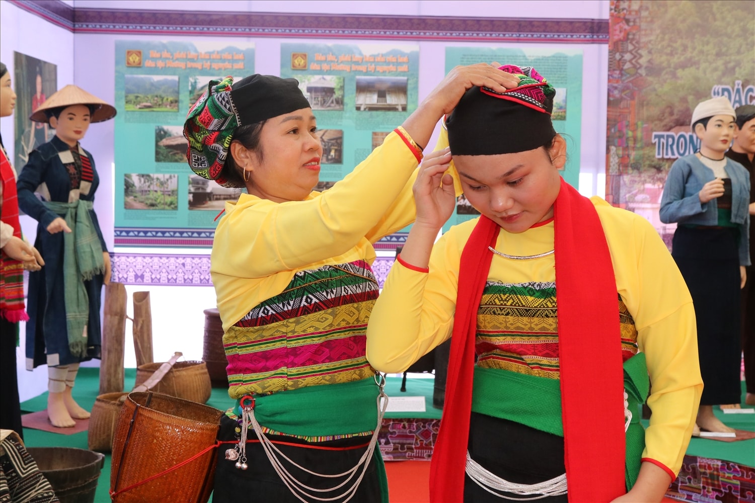 Chiếc khăn đội đầu có ý nghĩa quan trọng. Khăn không chỉ để che đầu khi mưa nắng, làm ấm khi giá lạnh, mà khăn còn là trang sức tăng thêm vẻ đẹp duyên dáng của người phụ nữ Mường