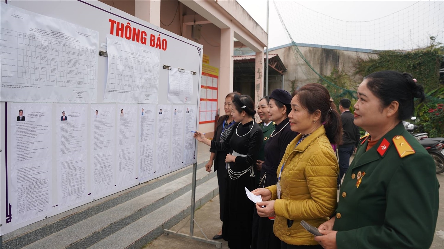 Với đội ngũ cán bộ đủ năng lực, đủ uy tín và gắn bó với cơ sở, niềm tin của nhân dân đối với Đảng, Nhà nước được củng cố. (Trong ảnh: Đồng bào các dân tộc xã Chợ Rã, tỉnh Thái Nguyên tham gia bầu cử đại biểu Quốc hội khóa XVI và đại biểu HĐND các cấp nhiệm kỳ 2026 – 2031) - Nguồn ảnh: chora.thainguyen.gov.vn
