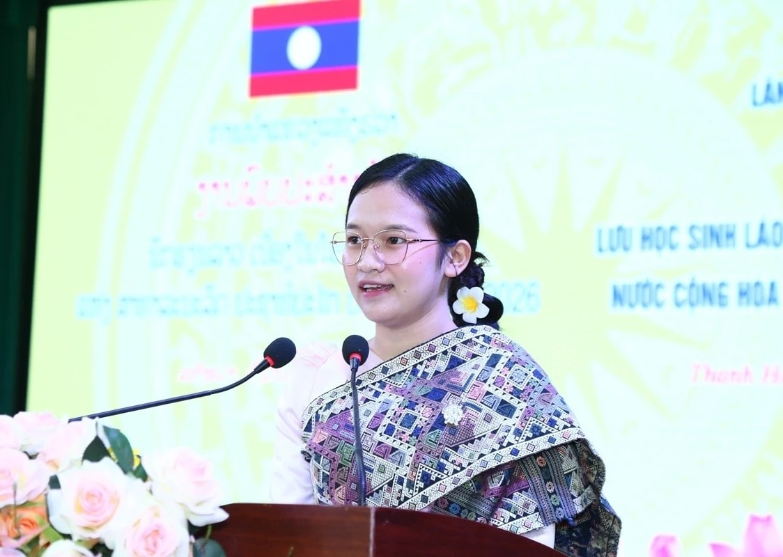 Đại diện lưu học sinh Lào bày tỏ cảm xúc tại chương trình gặp mặt.(Ảnh Quốc Hương)