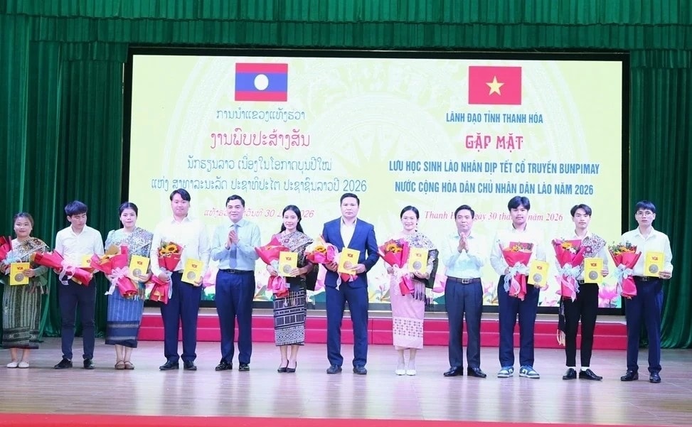 Lãnh đạo tỉnh Thanh Hóa tặng quà cho các lưu học sinh Lào nhân dịp Tết Bunpimay 2026. (Quốc Hương)