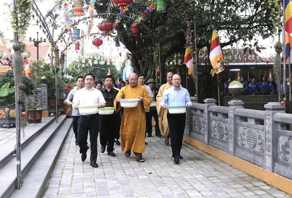 Các đại biểu, tăng ni và Nhân dân tham gia thả cá giống, góp phần tái tạo, phát triển nguồn lợi thủy sản trên lưu vực sông Mã.(Ảnh Lê Hòa)