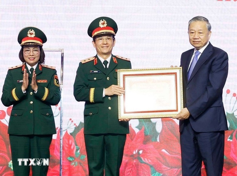 Tổng Bí thư Tô Lâm, Bí thư Quân ủy Trung ương trao Huân chương Hồ Chí Minh tặng Bệnh viện Trung ương Quân đội 108 - Ảnh: TTXVN
