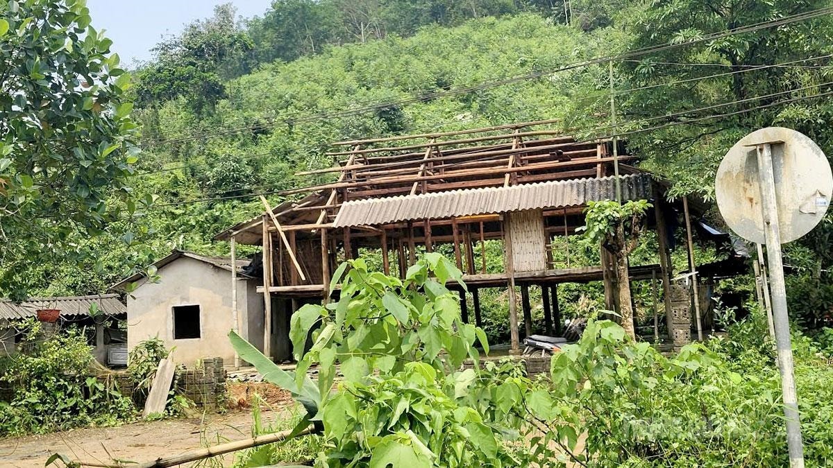 Một ngôi nhà tại Tuyên Quang bị tàn phá do dông lốc (Ảnh. Báo Tuyên Quang)