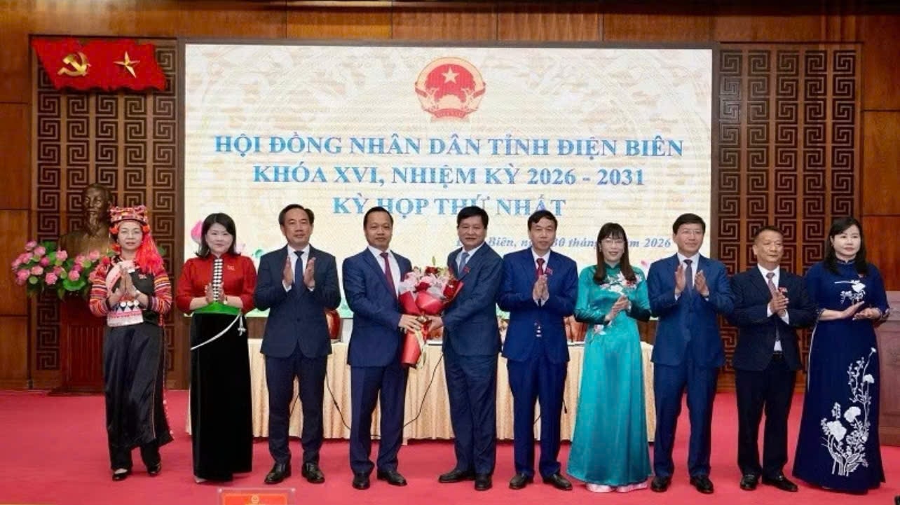 Ông Trần Tiến Dũng, Bí thư Tỉnh ủy Điện Biên cùng lãnh đạo tỉnh tặng hoa, chúc mừng ông Lê Thành Đô và các Phó Chủ tịch HĐND tỉnh nhiệm kì 2026-2031