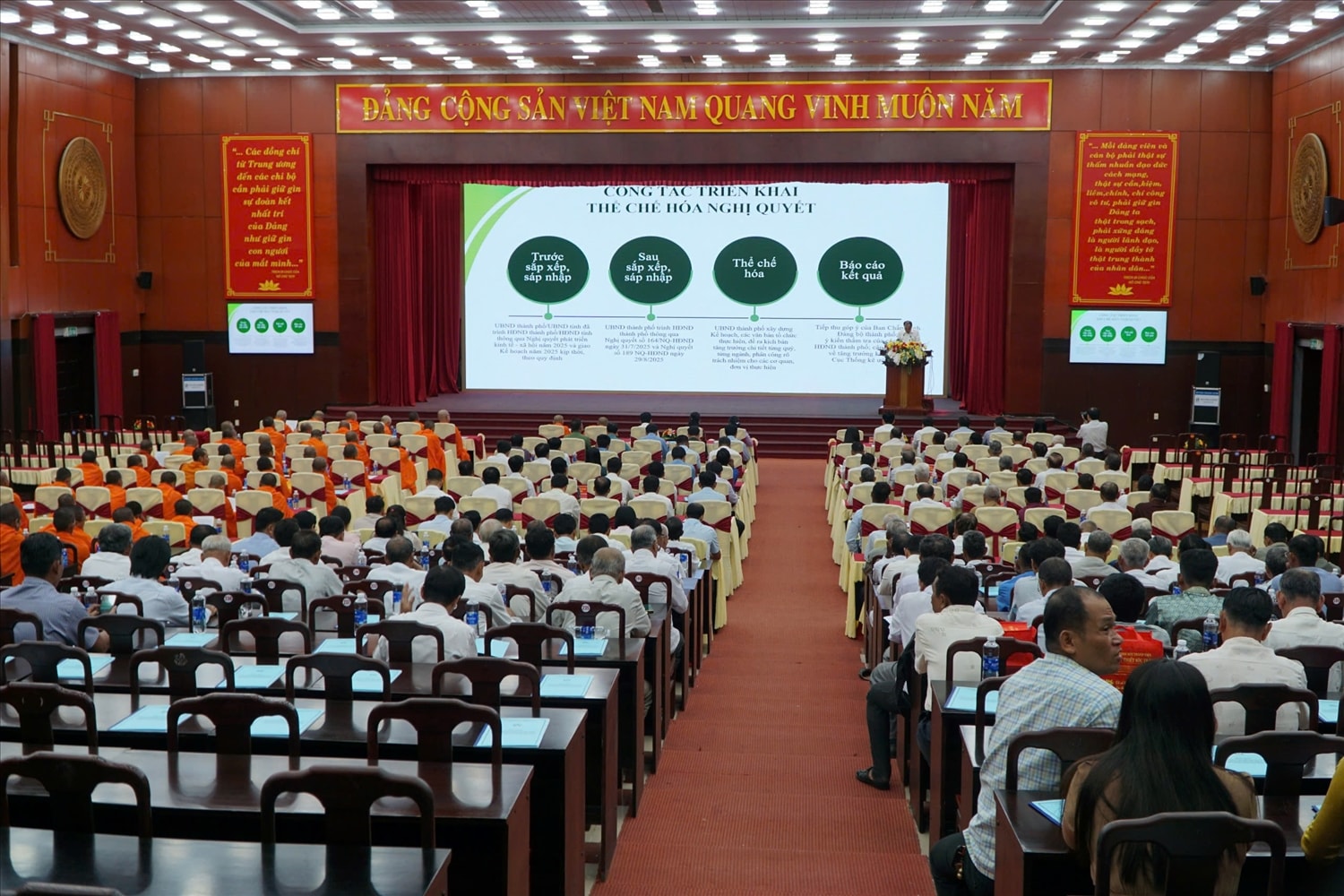 Tại họp mặt, các đại biểu được thông tin về tình hình kinh tế - xã hội và chính sách dân tộc, tôn giáo trên địa bàn thành phố trong thời gian qua