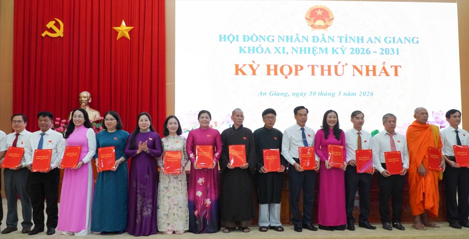 Bà Lê Hồng Thắm, Phó Chủ tịch HĐND tỉnh, Phó Chủ tịch Ủy ban Bầu cử tỉnh An Giang trao chứng nhận đại biểu HĐND tỉnh An Giang khóa XI, nhiệm kỳ 2026 - 2031