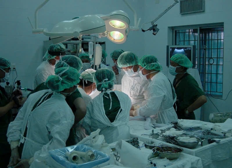 Ca mổ ghép gan đầu tiên của Việt Nam tại Bệnh viện Quân y 103 năm 2004 có 2 bố con GS.TS Lê Thế Trung  và GS.TS Lê Trung Hải cùng tham gia