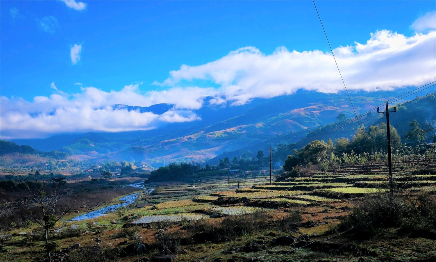 Trên hành trình đi xe máy đến chân núi Ngọk Pâng, du khách sẽ chiêm ngưỡng những thửa ruộng bậc thang của đồng bào Xơ Đăng đẹp như tranh vẽ